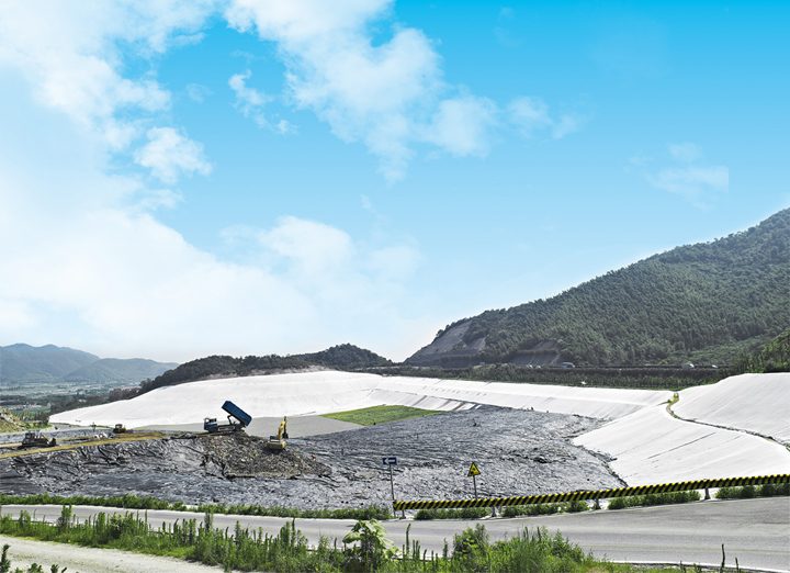MSW landfill HDPE liner installation