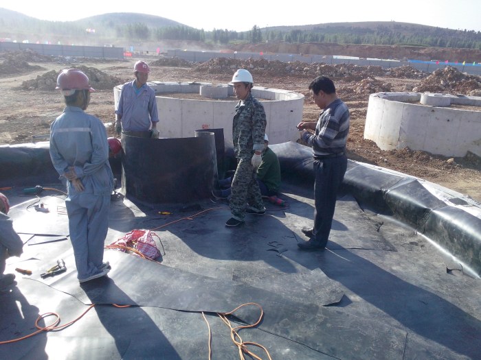 储油罐区防渗工程HDPE土工膜铺设与围堰施工实拍