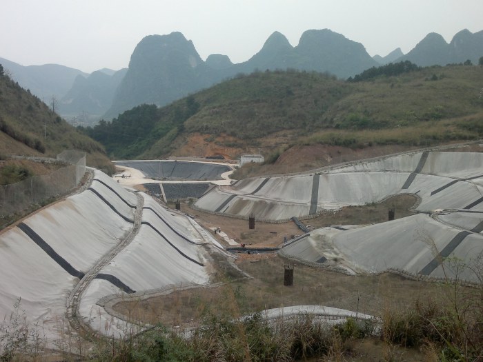 电厂粉煤灰堆场HDPE防渗膜铺设治理工程实拍