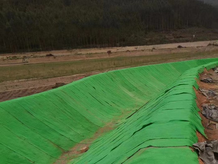 灌区沟渠水泥毯衬砌护坡浇筑固化施工实拍